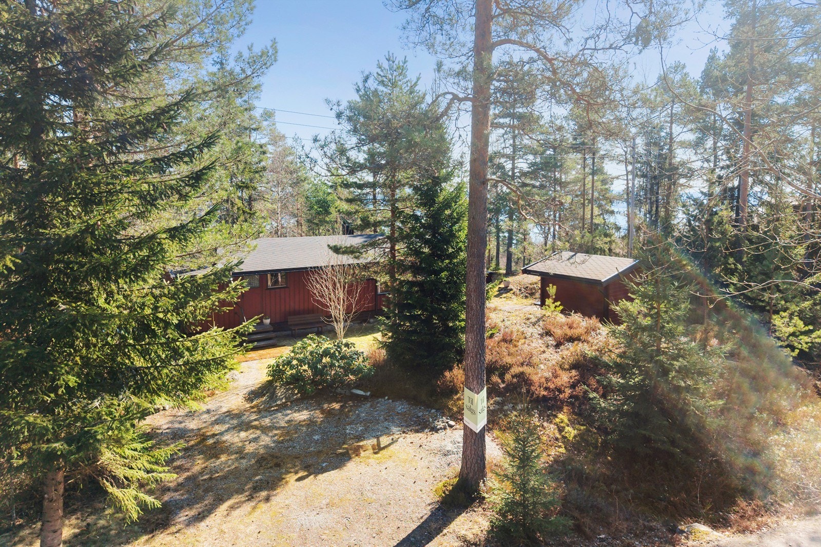 Eiendommen ligger på en naturtomt og inkluderer en praktisk redskapsbod på 10 m². Galleribilde
