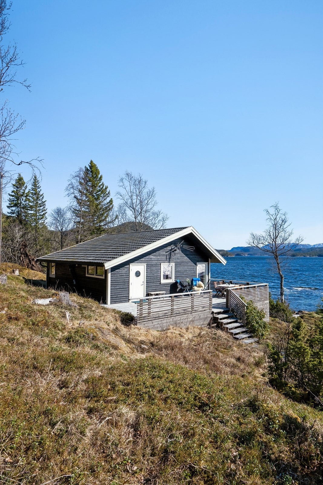 Sjelden sjanse på skjermet hytte nede ved sjøen. Vi sees på visning! Galleribilde