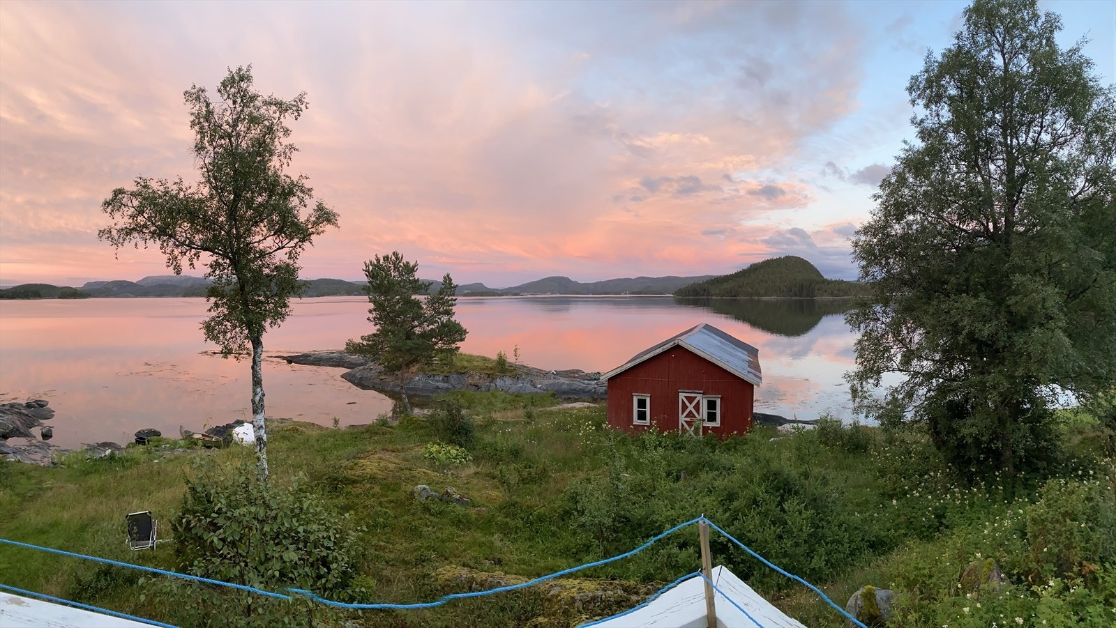 Utsikt - Foto privat. Tinglyst sjørett og lenningsrett. Veldig fint området nedenfor hytta med god adkomst til sjø, svaberg m.m. Galleribilde