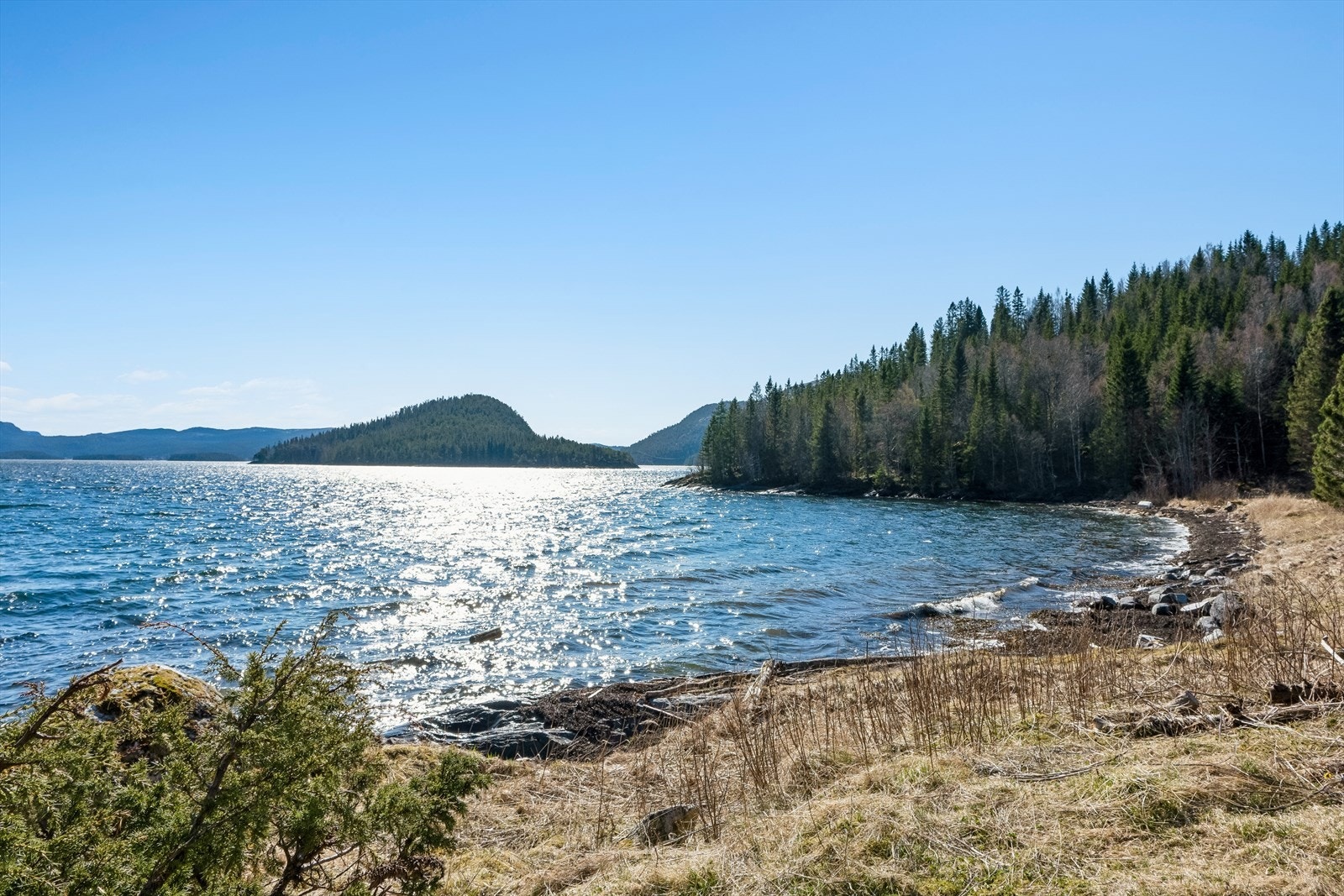 Hytte beliggende i Beisvågen, Elvalandet. Hytten ligger svært skjermet nede ved sjøen i Otervika. Hytten ligger for seg selv og det er ingen andre hytter nede i vika. Hytten ligger sør/øst vendt. Galleribilde