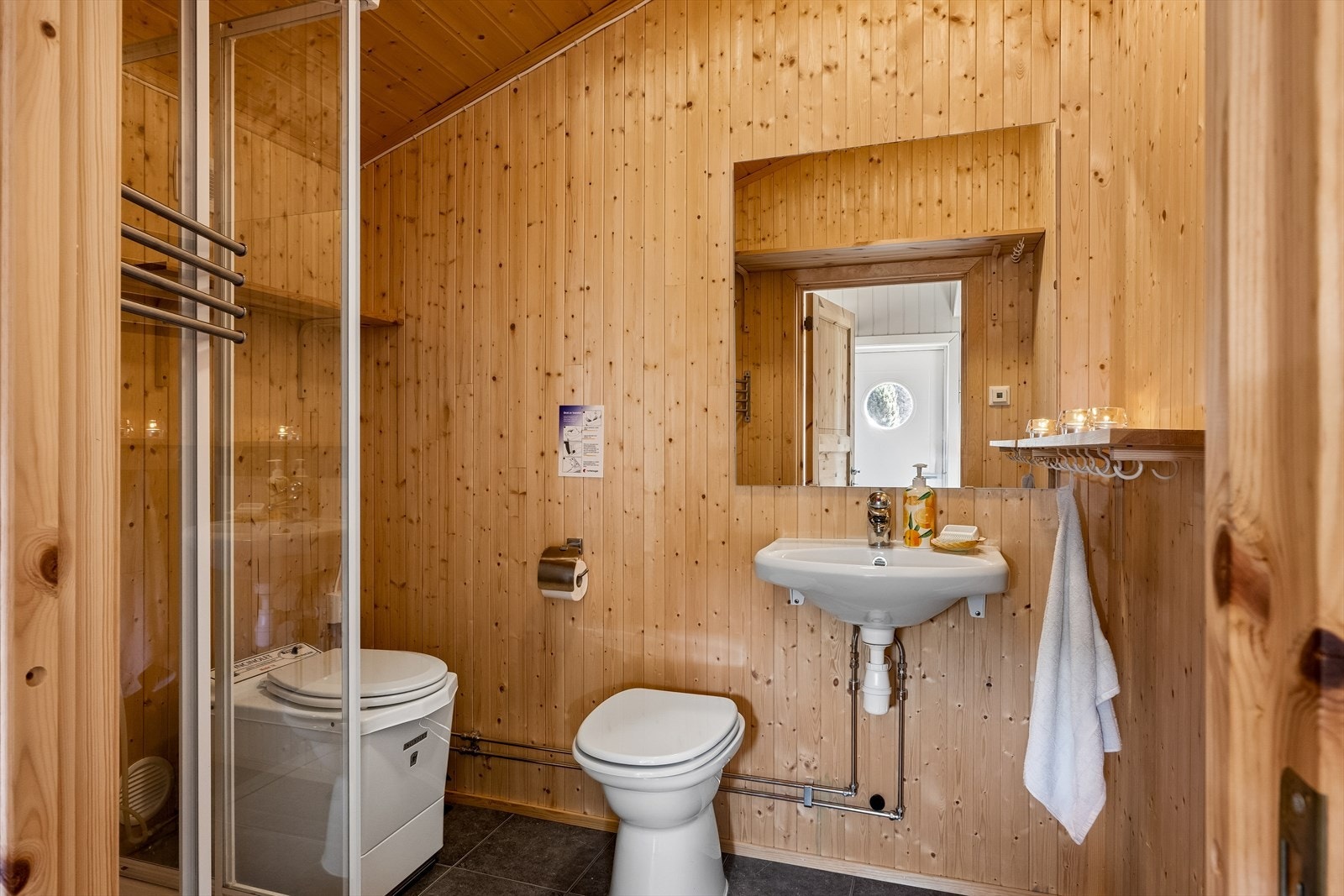 Bad med dusj og el-forbrenningstoalett. Galleribilde