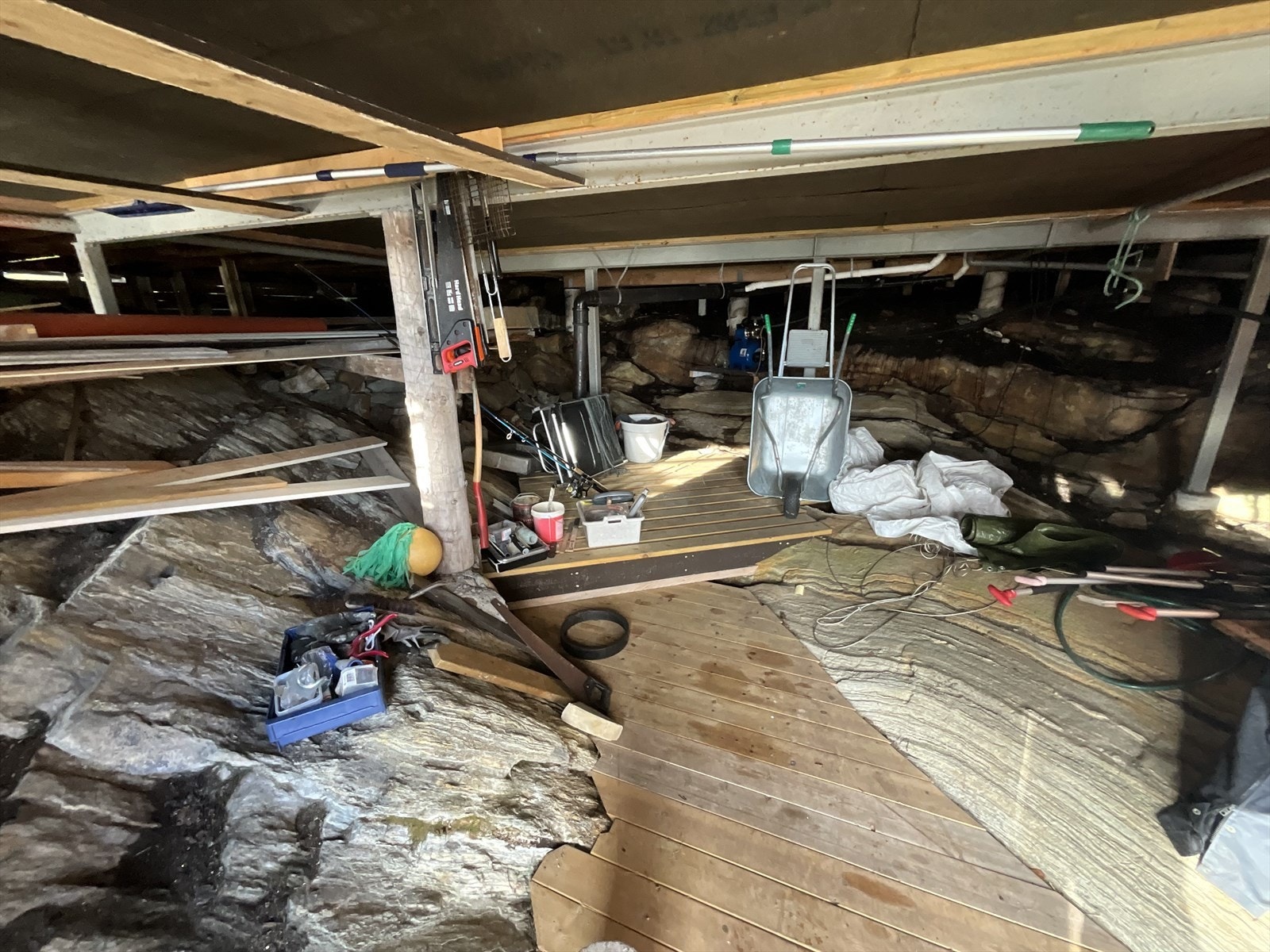 2019 - Nytt stubbegulv under gulvbjelker Galleribilde