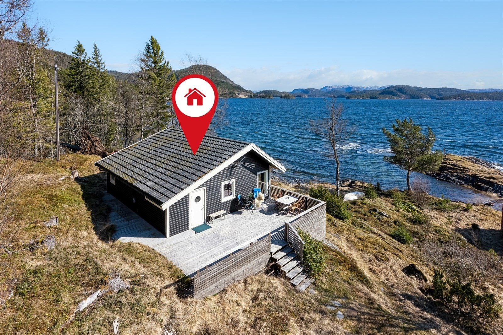 Elvalandet - Hytte ved sjøen | Panoramautsikt | Tinglyst vegrett for bil, rett til vann, sjørett og lenningsrett | Strøm | Foto: Efkt v/ Line Ottesen Berre. Galleribilde