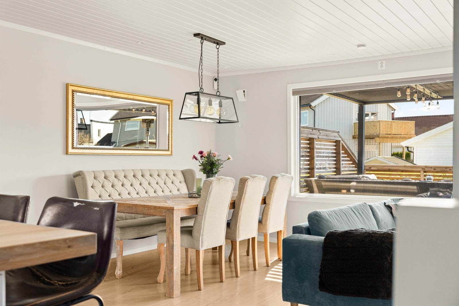 Spisestuen er plassert med fin utsikt mot terrassen og hagen. Galleribilde