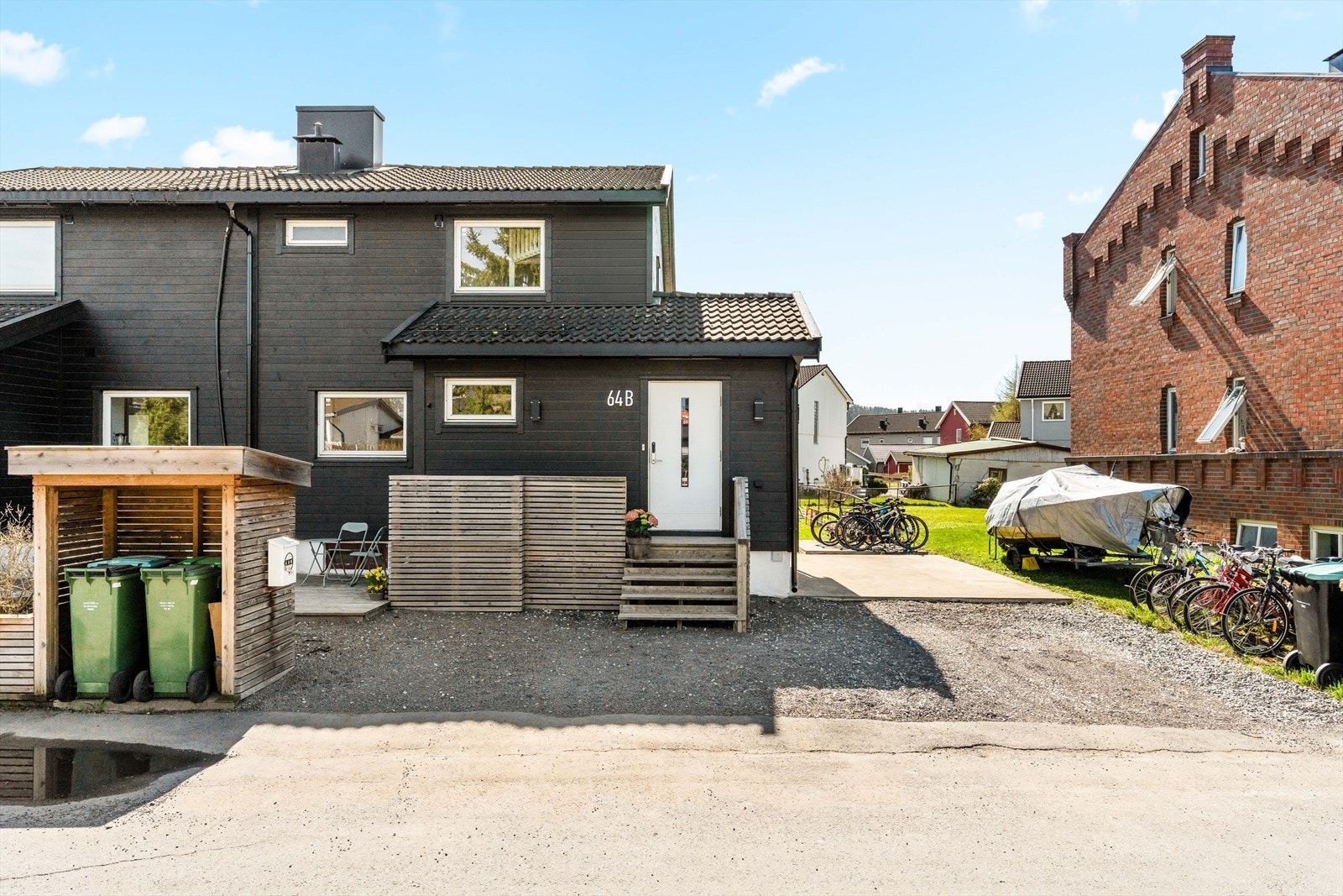 Egen biloppstillingsplass på gruset gårdsplass ved inngangspartiet. Galleribilde