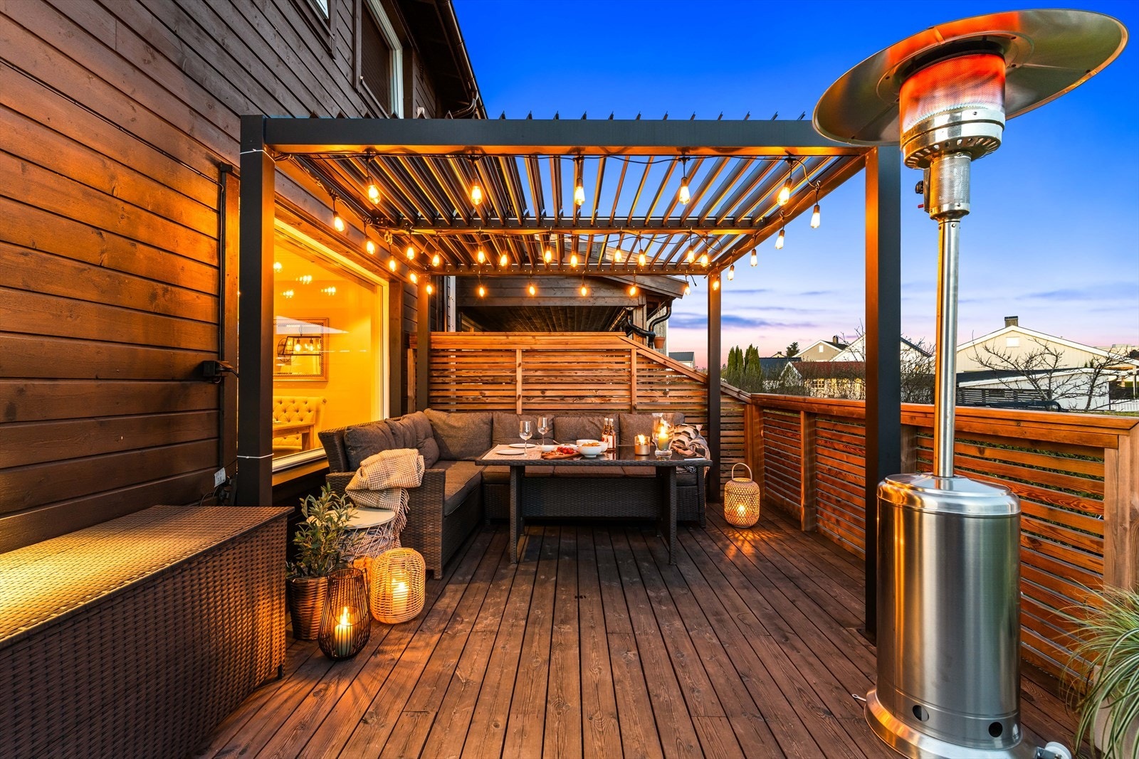 Terrassen har en hyggelig, overbygd del med pergola som forlenger utendørssesongen (se pkt. ferdigattest). Galleribilde