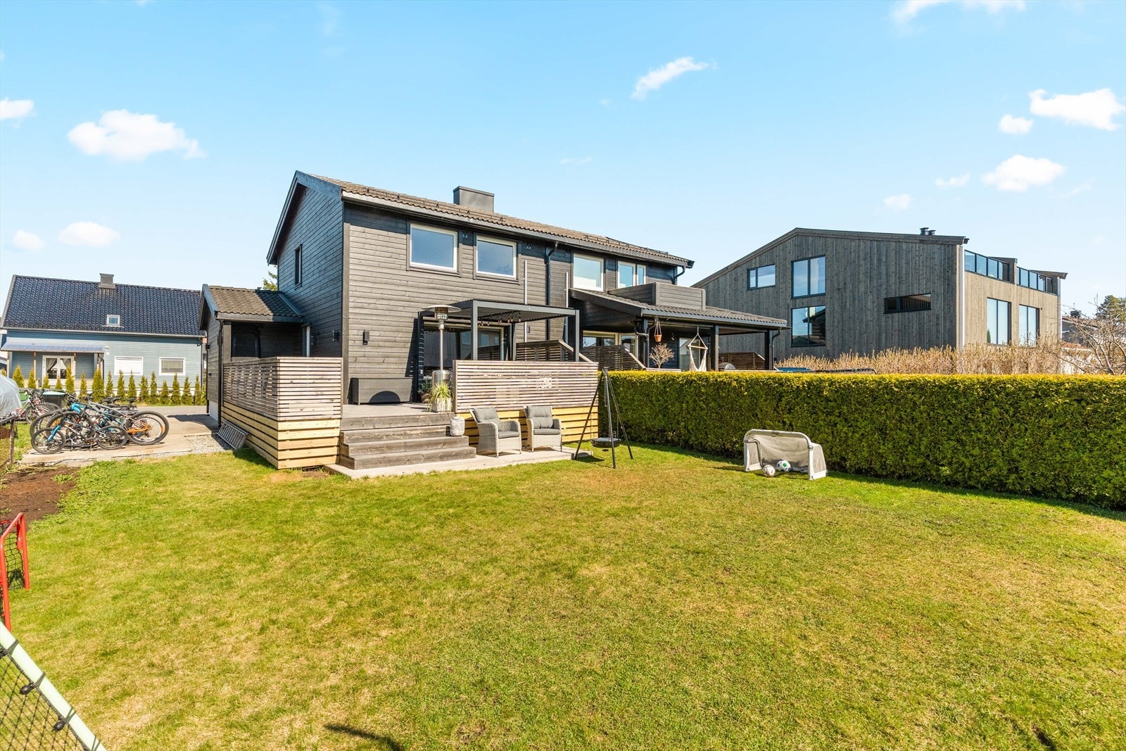Den store terrassen på 34 m² blir en naturlig forlengelse av stuen, med god plass til både spise- og sofagruppe. Galleribilde