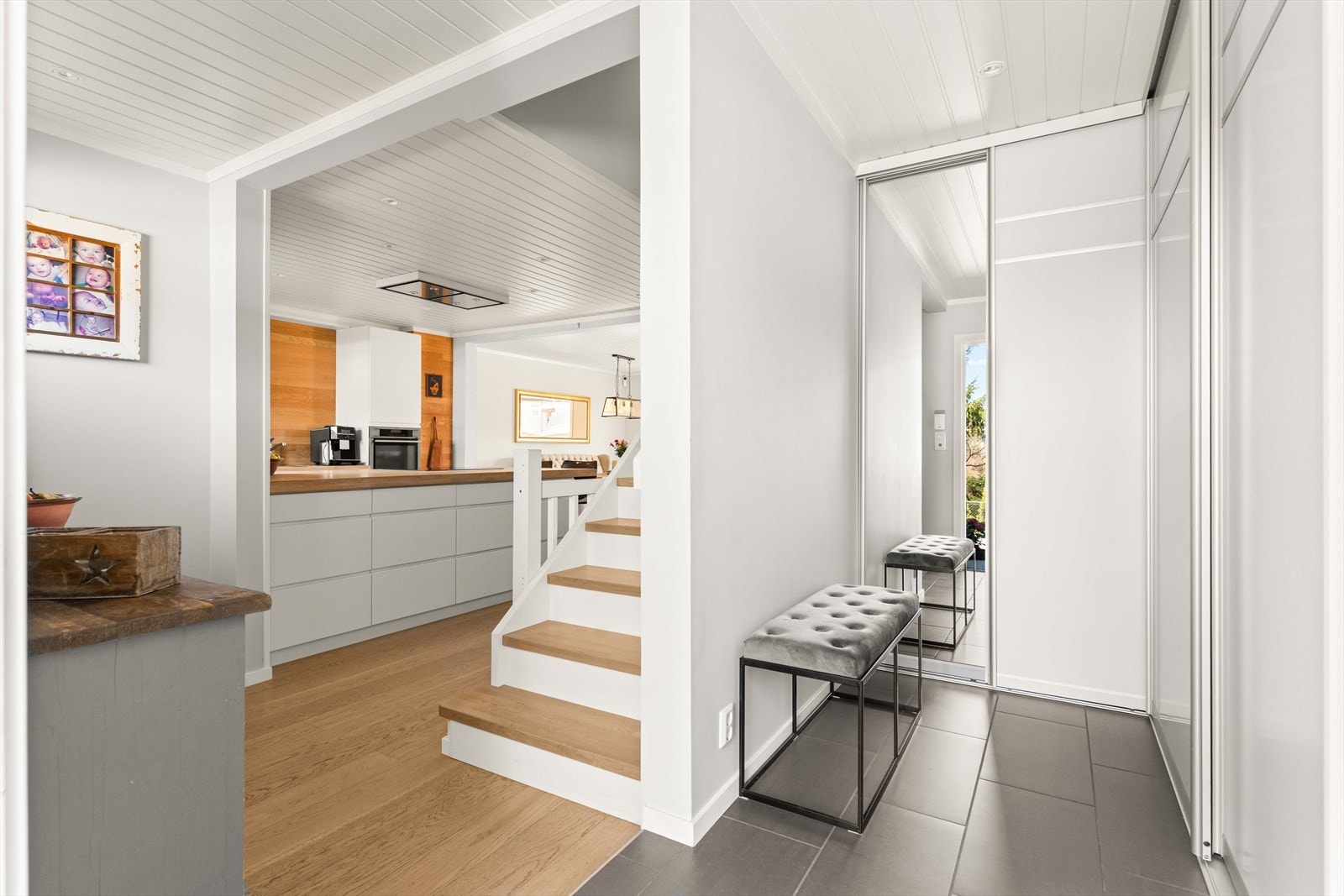 Entréen gir et godt førsteinntrykk og har en romslig skyvedørsgarderobe med speilfronter for oppbevaring av yttertøy. Galleribilde