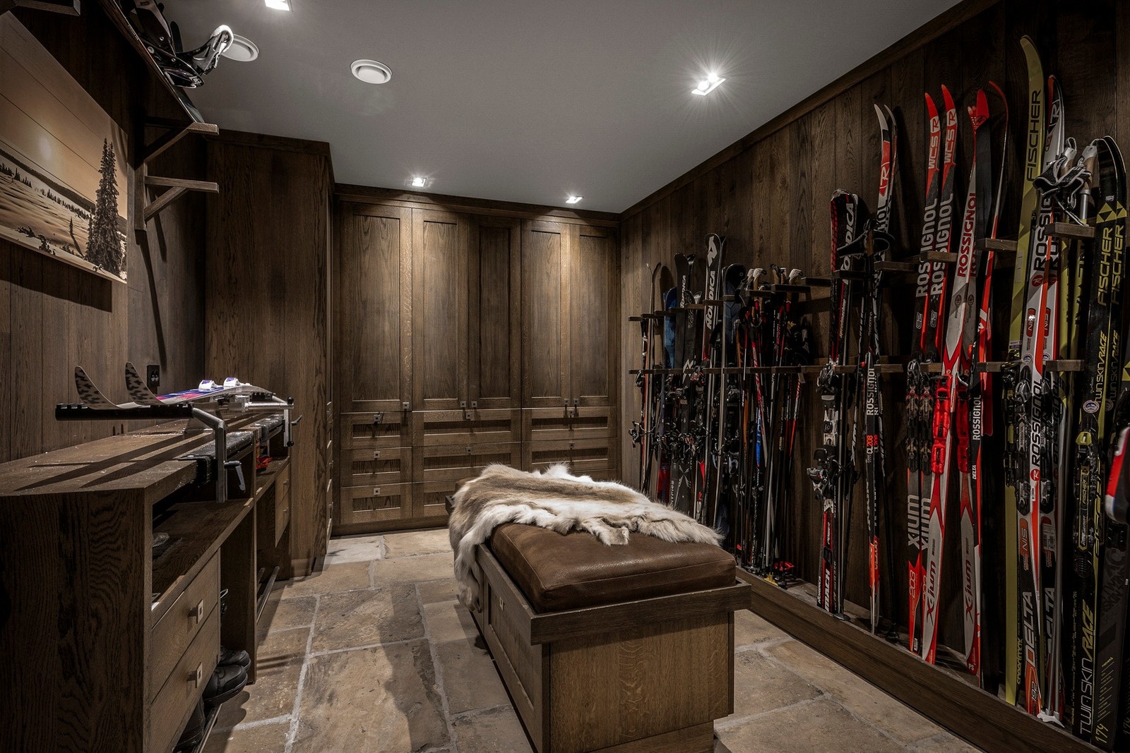 Praktisk skibod i underetasjen. Galleribilde