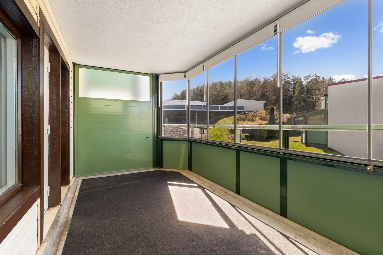 Fra stuen har du utgang til en innglasset balkong Galleribilde
