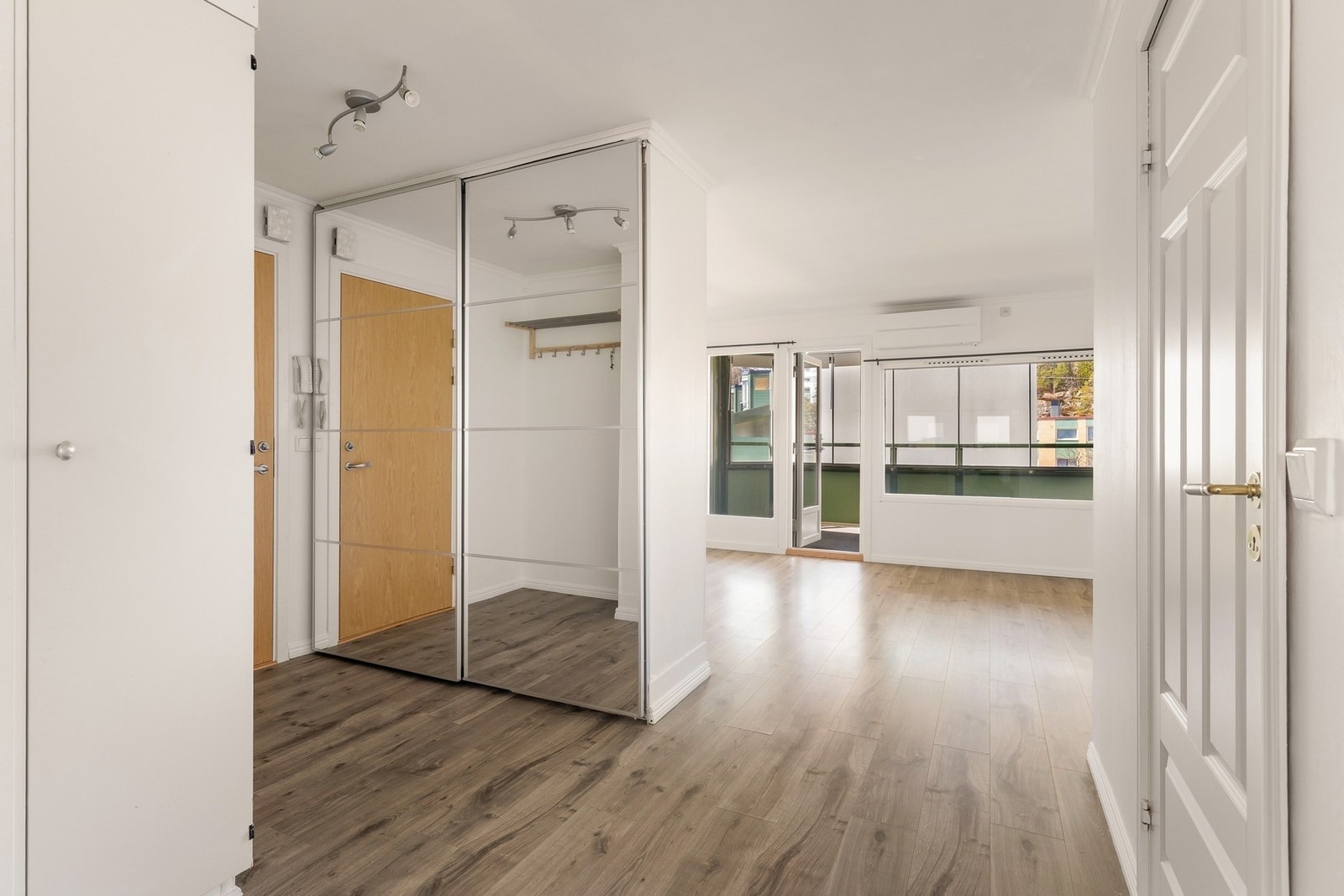 Velkommen inn! Entré innredet med praktisk skyvedørsgarderobe Galleribilde