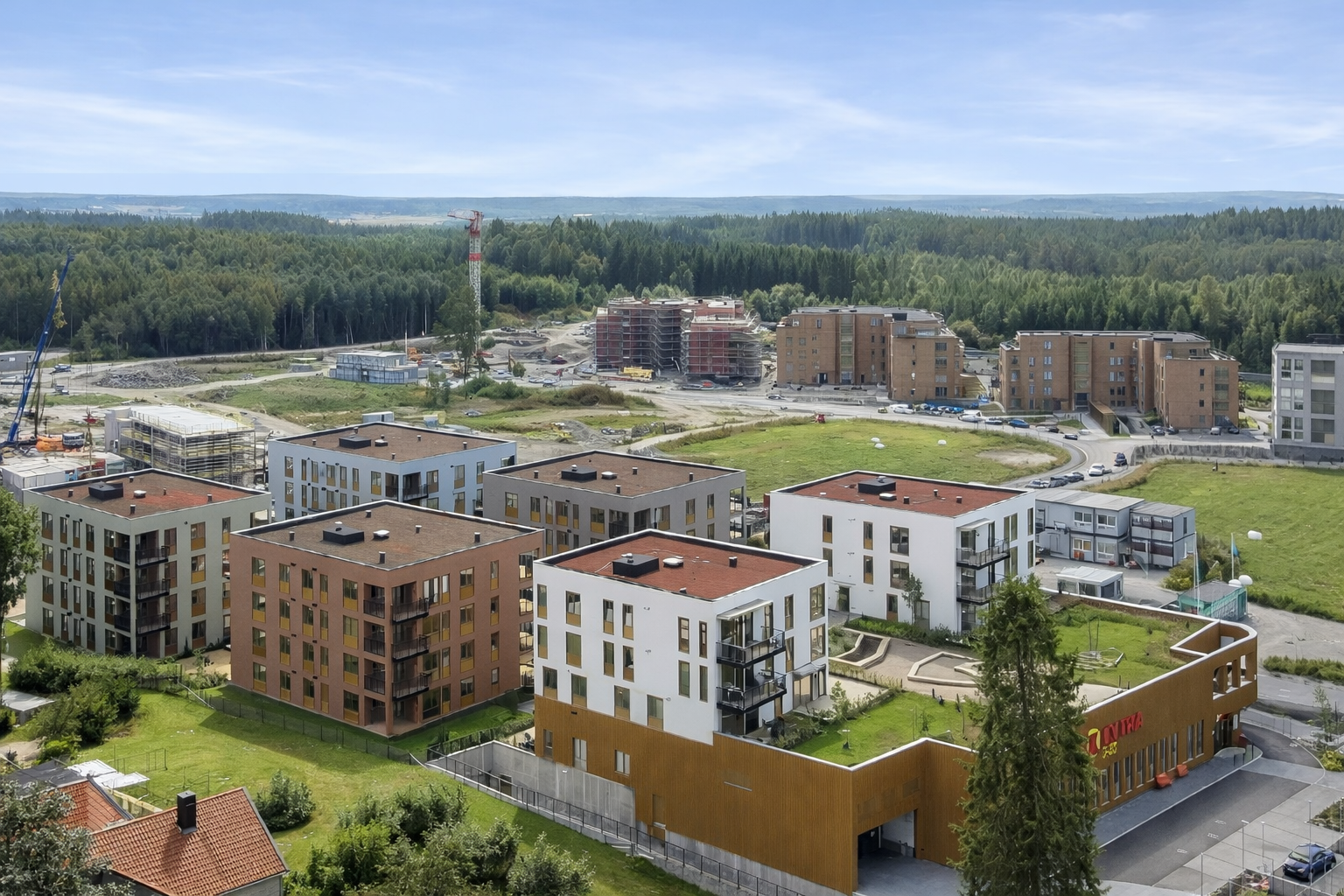 Fra leiligheten er det kort vei til både dagligvarebutikker som Coop Extra og Kiwi, samt bussholdeplass og flotte turmuligheter i skog og mark. Galleribilde