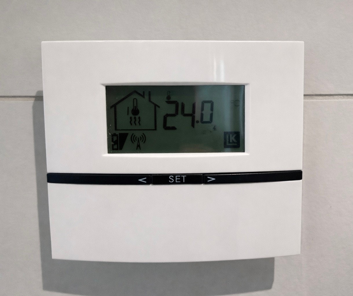 Termostat for styring av den vannbårne gulvvarmen som gir en jevn og behagelig temperatur i alle rom unntatt soverommet. Galleribilde