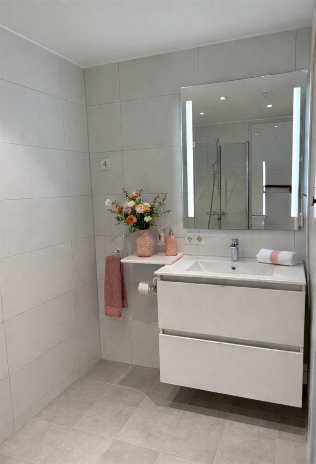 Badet har vannbåren gulvvarme og en 80 cm bred servantinnredning med armatur fra Grohe. Det er opplegg for vaskemaskin. Galleribilde