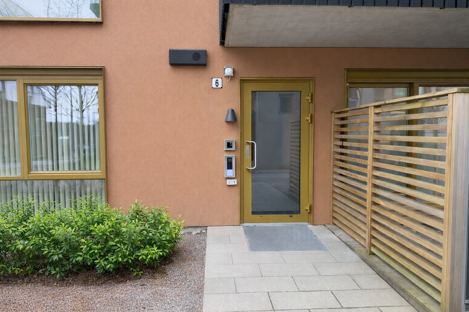 Velholdt inngangsparti til sameiet. Det er forøvrig ikke planlagt økning i felleskostnader eller fellesgjeld. Galleribilde