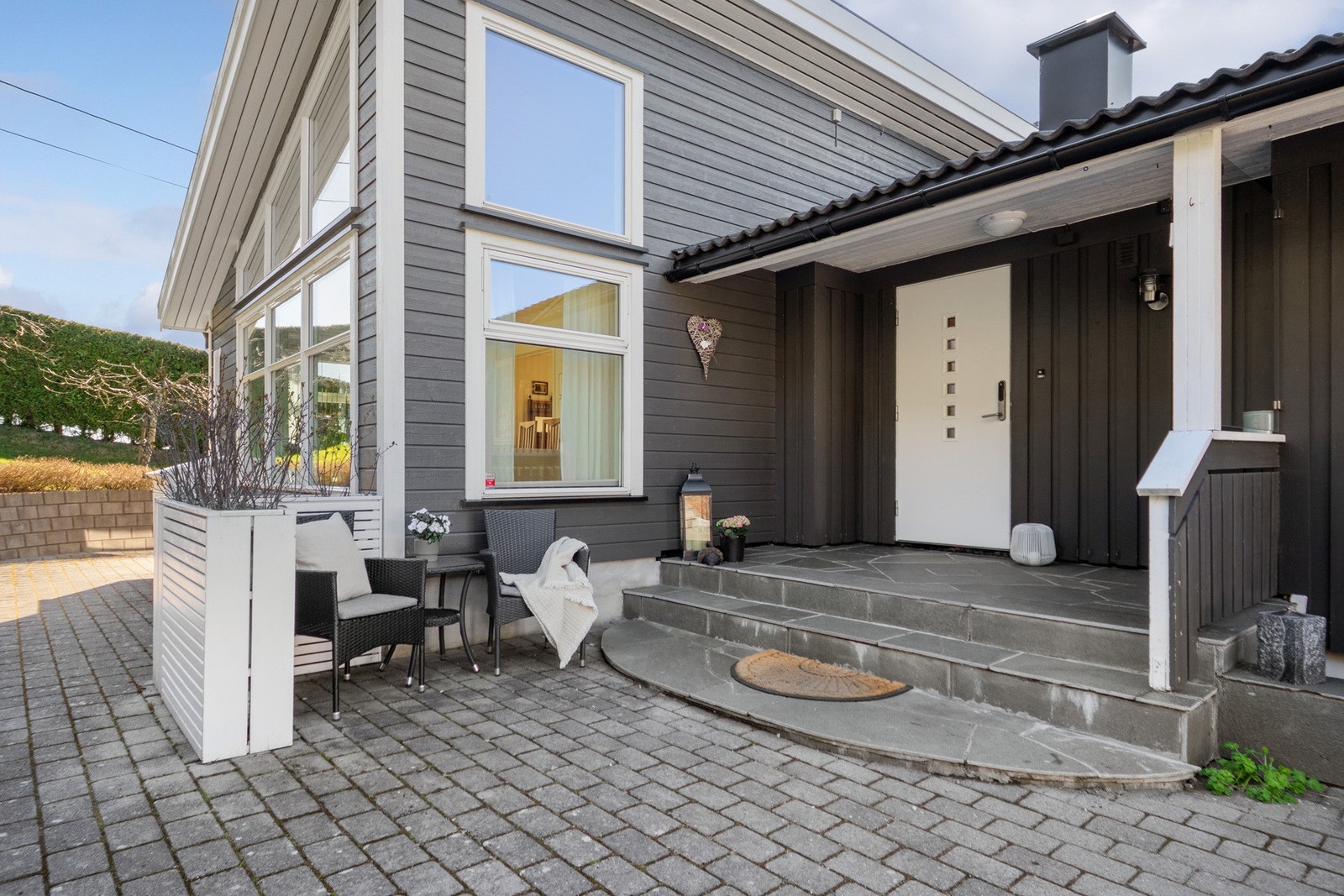Her er det også plass til en sittegruppe hvor man kan nyte morgenkaffen i fred og ro. Galleribilde