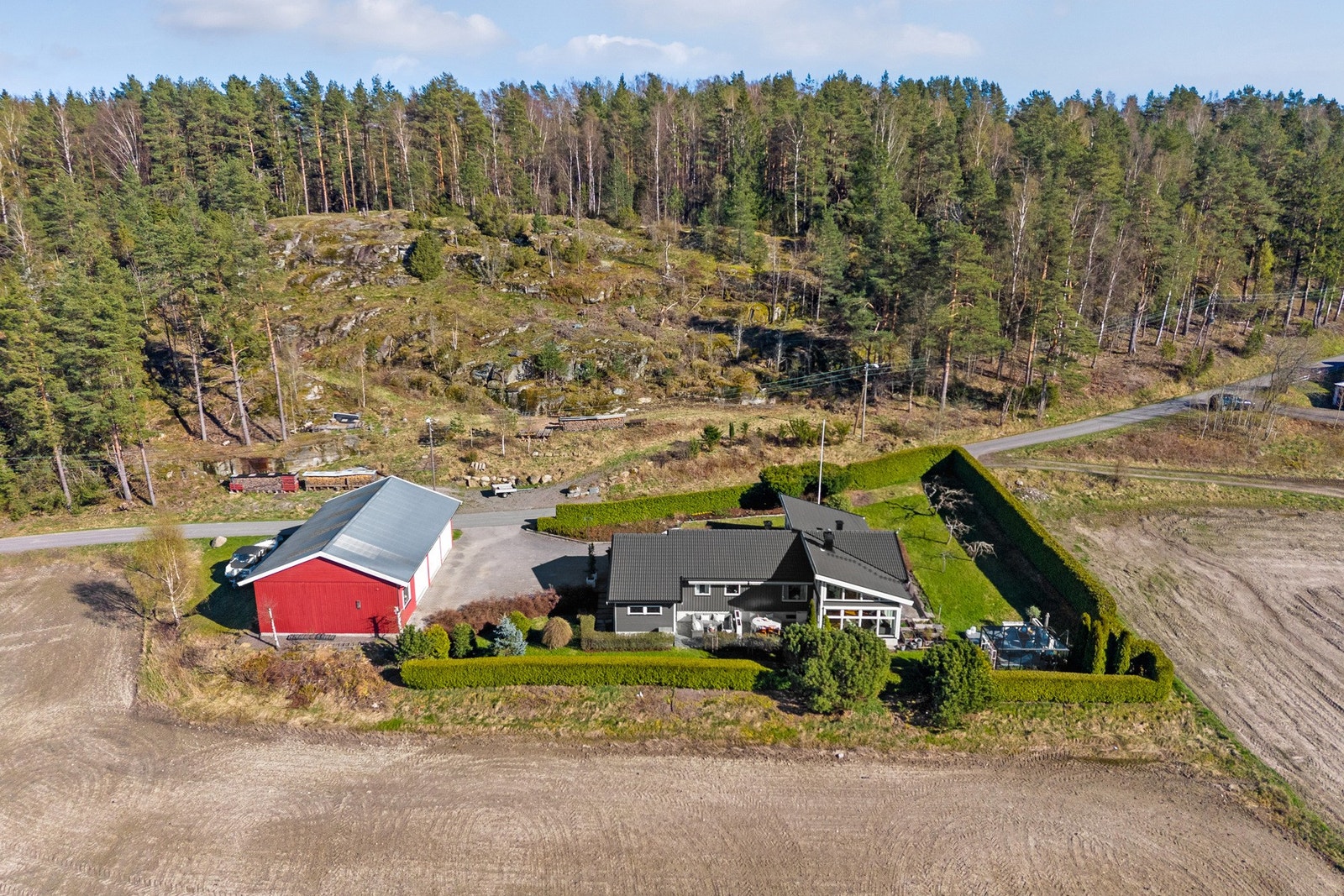 Hekken gir en grønn og lun ramme rundt hagen. Galleribilde