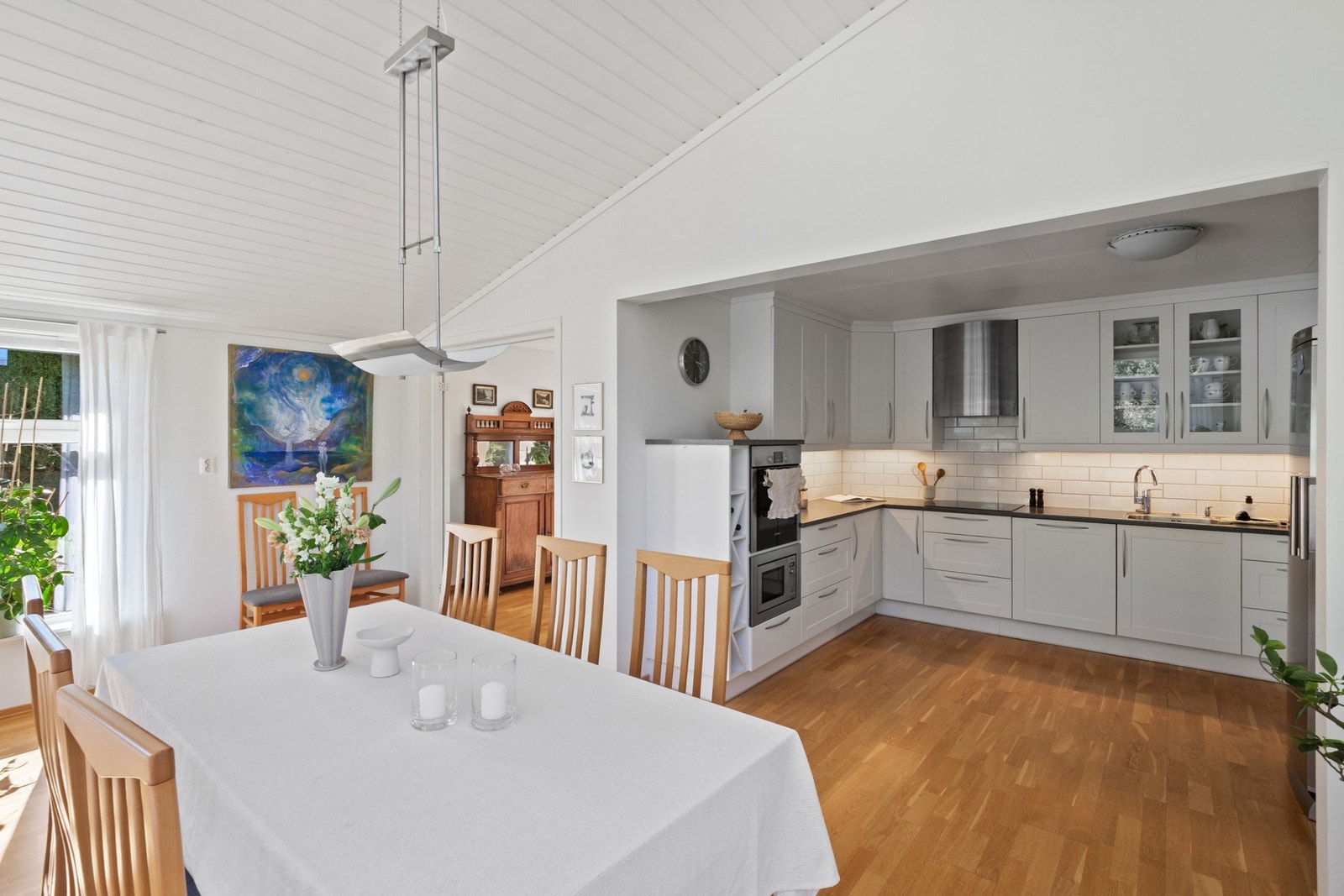 Kjøkkenet fremstår moderne og funksjonelt med lyse fronter, gode arbeidsflater og integrerte hvitevarer. Galleribilde