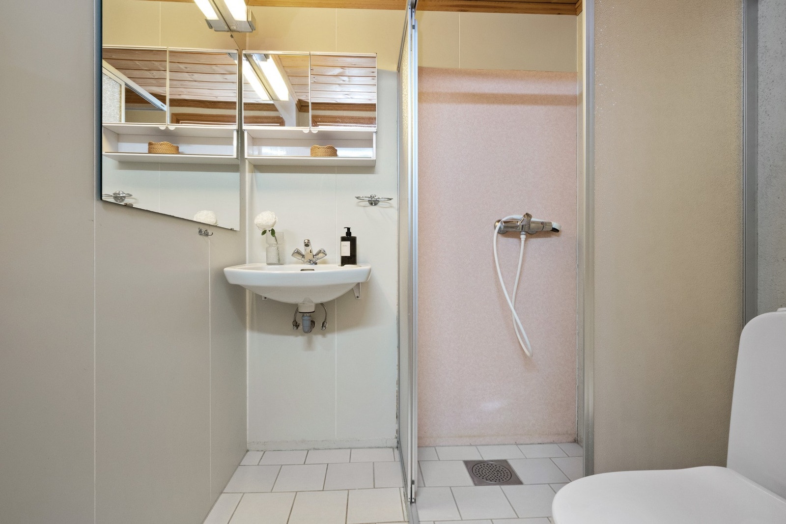Det andre badet ligger i kjelleren og er av eldre årgang, men er praktisk løst med stor dusjsone, toalett og servant. Galleribilde