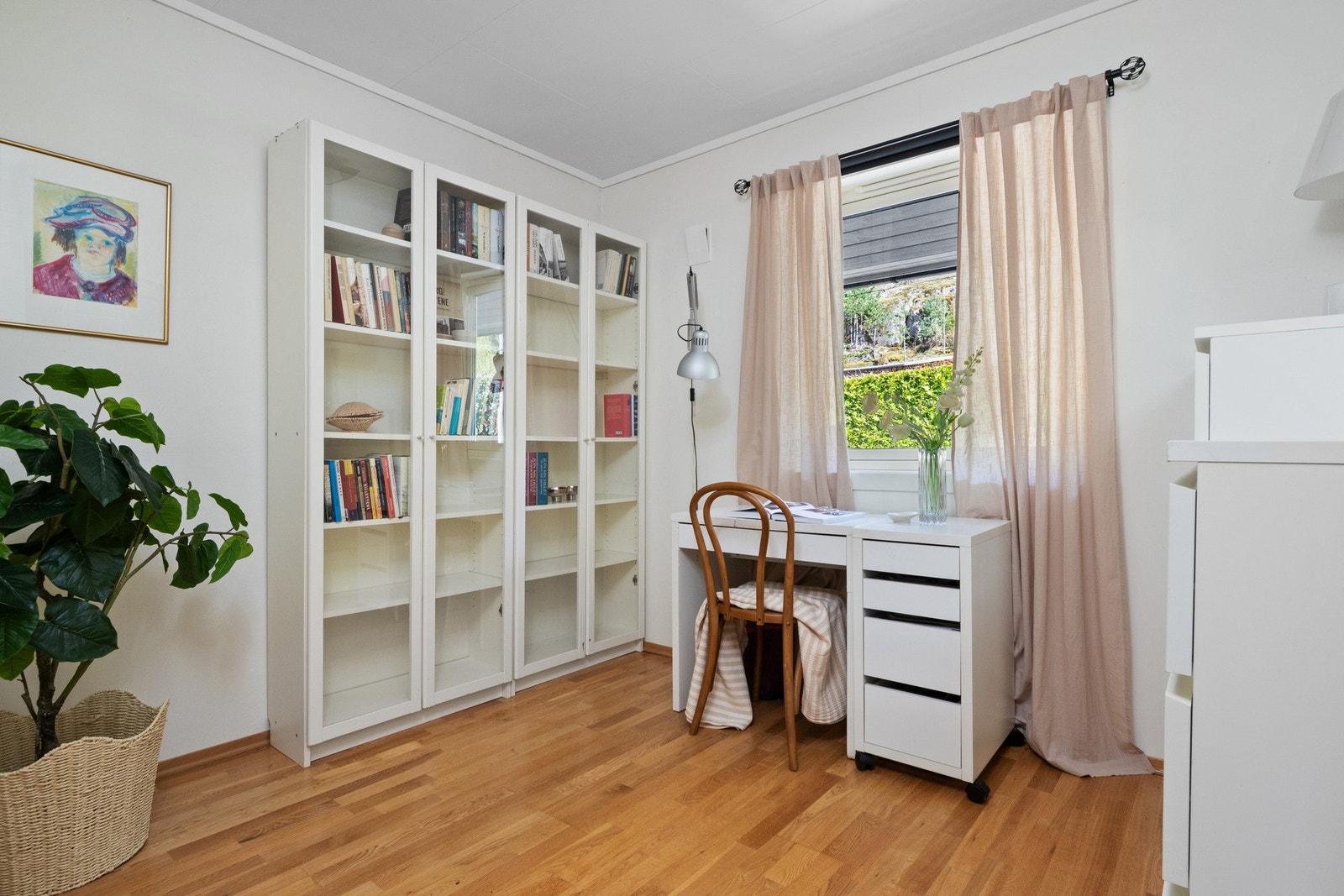 Det andre soverommet er i dag innredet som kontor, men har godt med plass stor seng, garderobe og pult. Galleribilde
