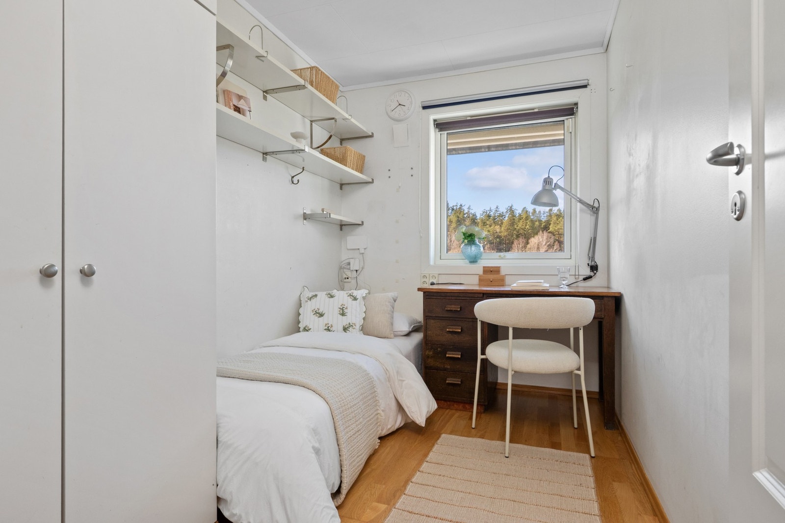 Boligen har 3 soverom på hovedplan og et rom i kjelleren som idag benyttes som soverom nr 4 (ikke omsøkt). Galleribilde