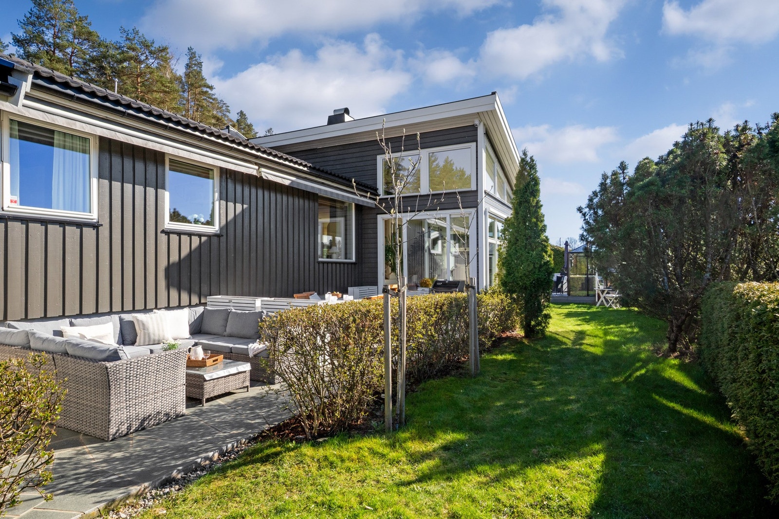 Flott uteplass med skiferdekke og god plass til både sittegrupper og grill. Galleribilde
