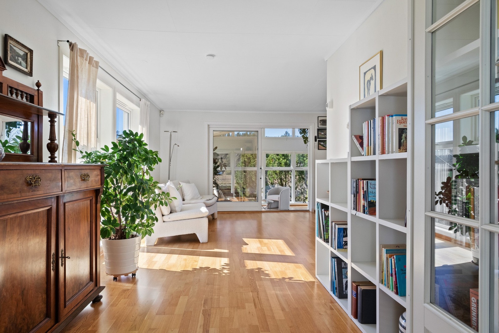 Fra spisestuen kommer man inn til en stor dagligstue med flere soner og nivåer. Galleribilde