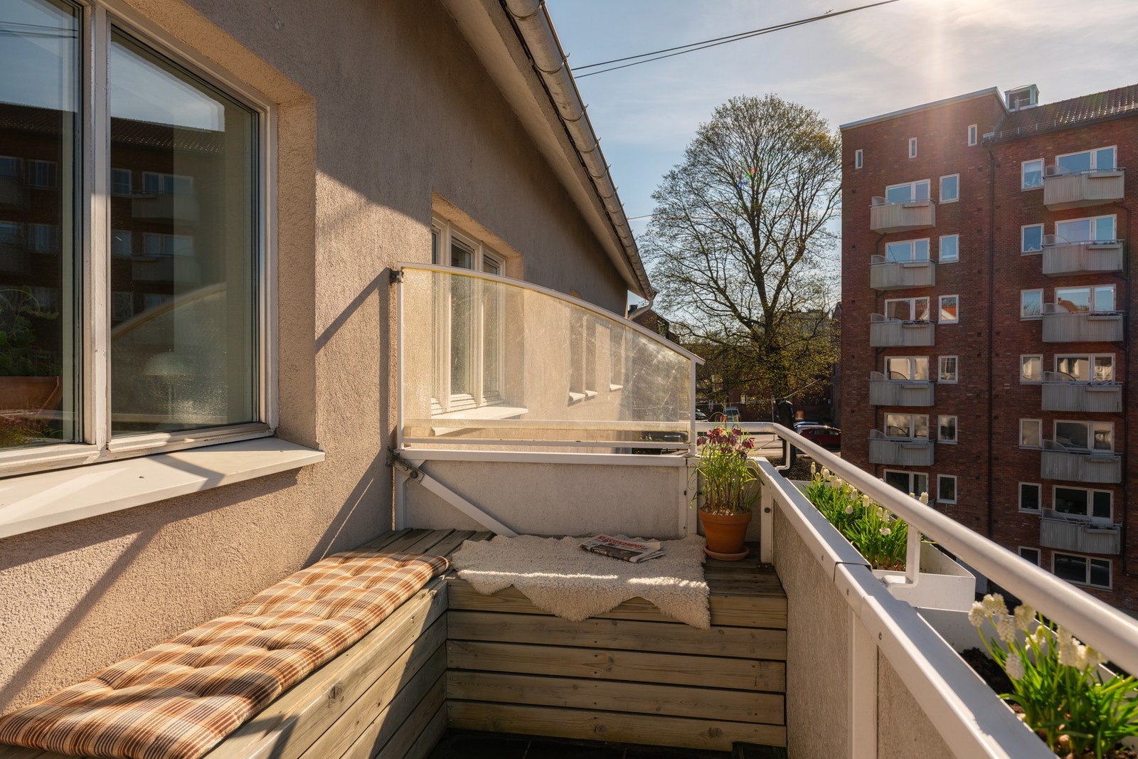 Balkongen har flislagt dekke og en plassbygget sittebenk som medfølger i handelen. Galleribilde