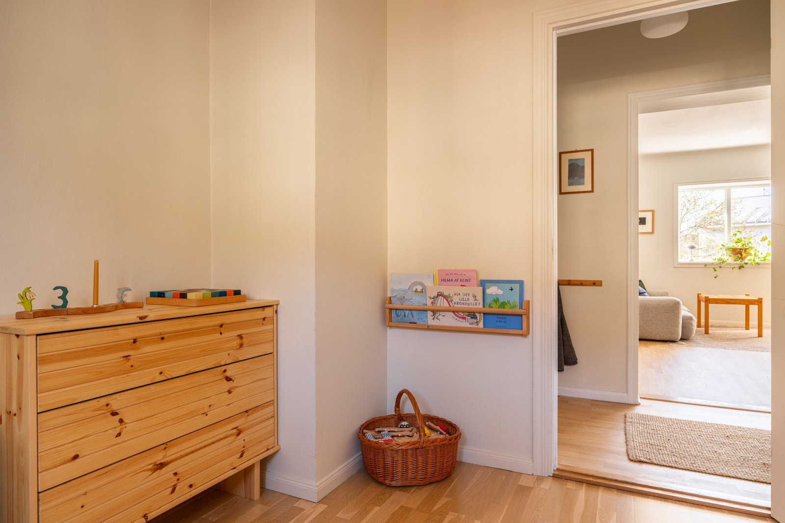På soverommet er det plass til seng, kontorpult og garderobe - alt etter eget ønske og behov! Galleribilde