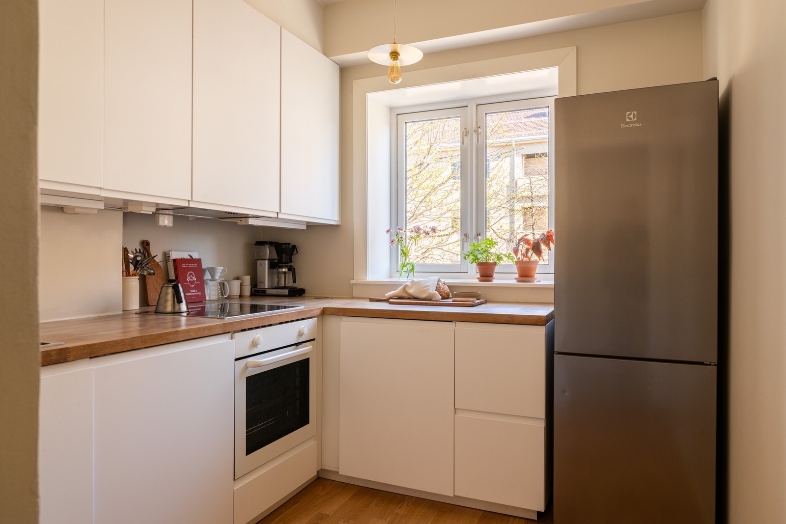 Separat kjøkken med lys og moderne innredning. Kjøkkenet er utstyrt med medfølgende integrerte hvitevarer som nedfelt platetopp, stekeovn (2025) og oppvaskmaskin. I tillegg medfølger frittstående kjøl-/fryseskap fra 2025. Galleribilde