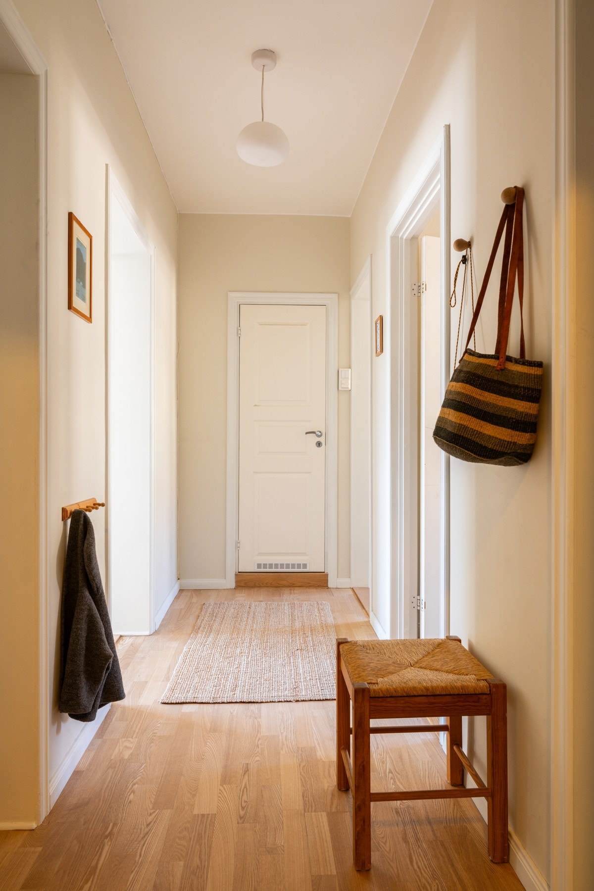 Du ønskes velkommen inn i en lys og innbydende entré. Galleribilde