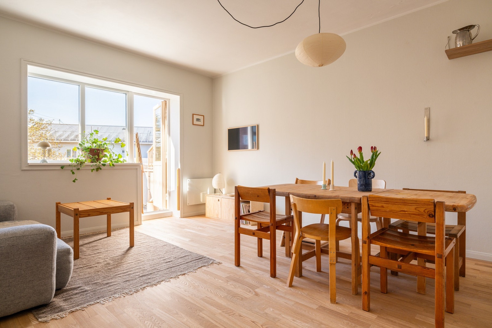 Leiligheten ligger i byggets toppetasje (4. etasje), og har en gjennomgående planløsning med romslig stue, separat kjøkken, 2 soverom og baderom. Galleribilde