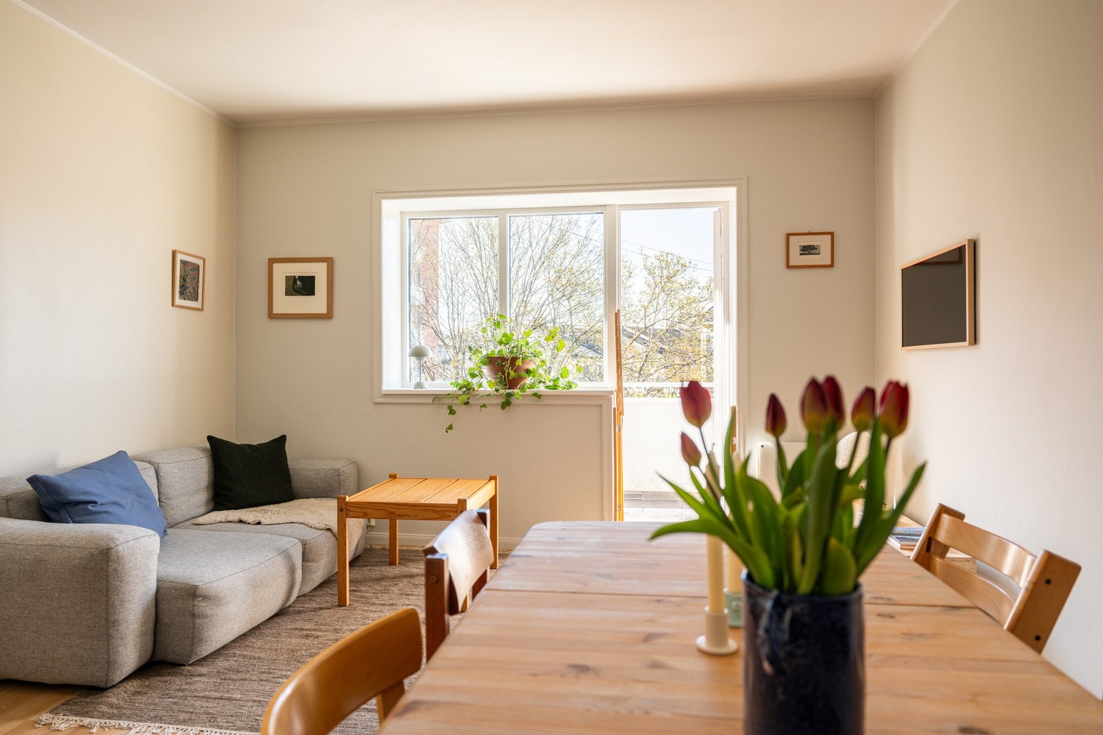 Beliggenheten i byggets toppetasje med store vindusflater sørger for rikelig med naturlig lys, samtidig som der ikke er direkte innsyn. Galleribilde