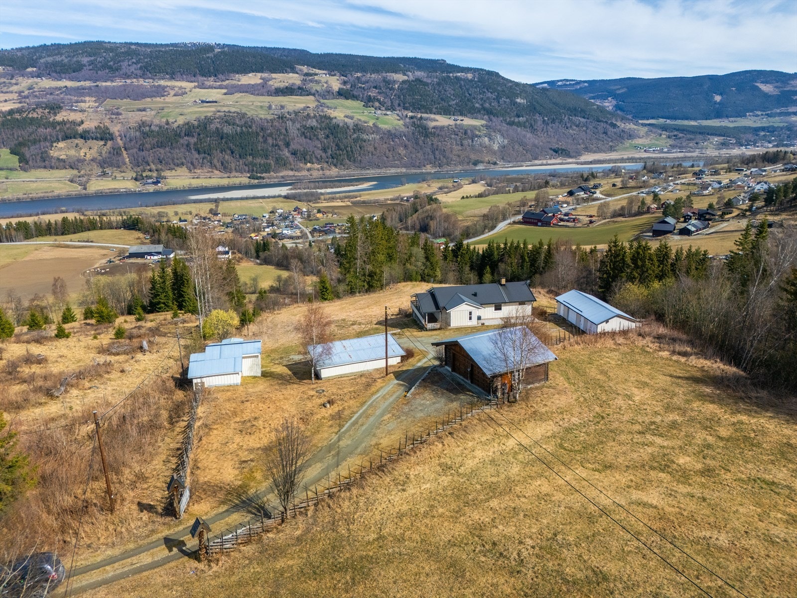 Eiendommen ligger fint til i terrenget, med en åpen og fri utsikt. Galleribilde