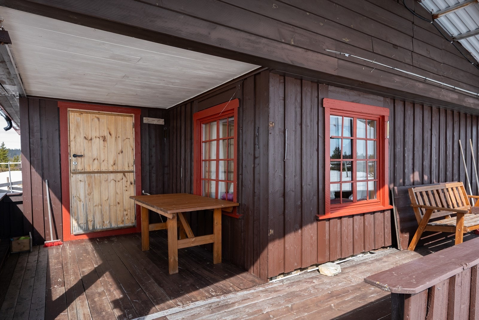 Den overbygde verandaen på 10 m² er et lunt og hyggelig uterom ved inngangspartiet. Galleribilde