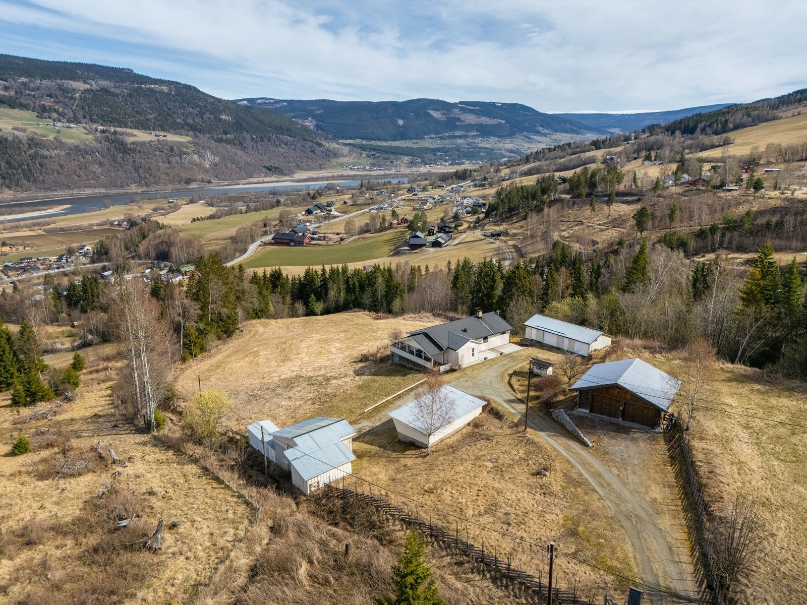 Eiendomsmegler 1 v/Unni Rolstad presenterer Fossbrubakkane 6 og Nordre-Lia Seterveg 720! Galleribilde