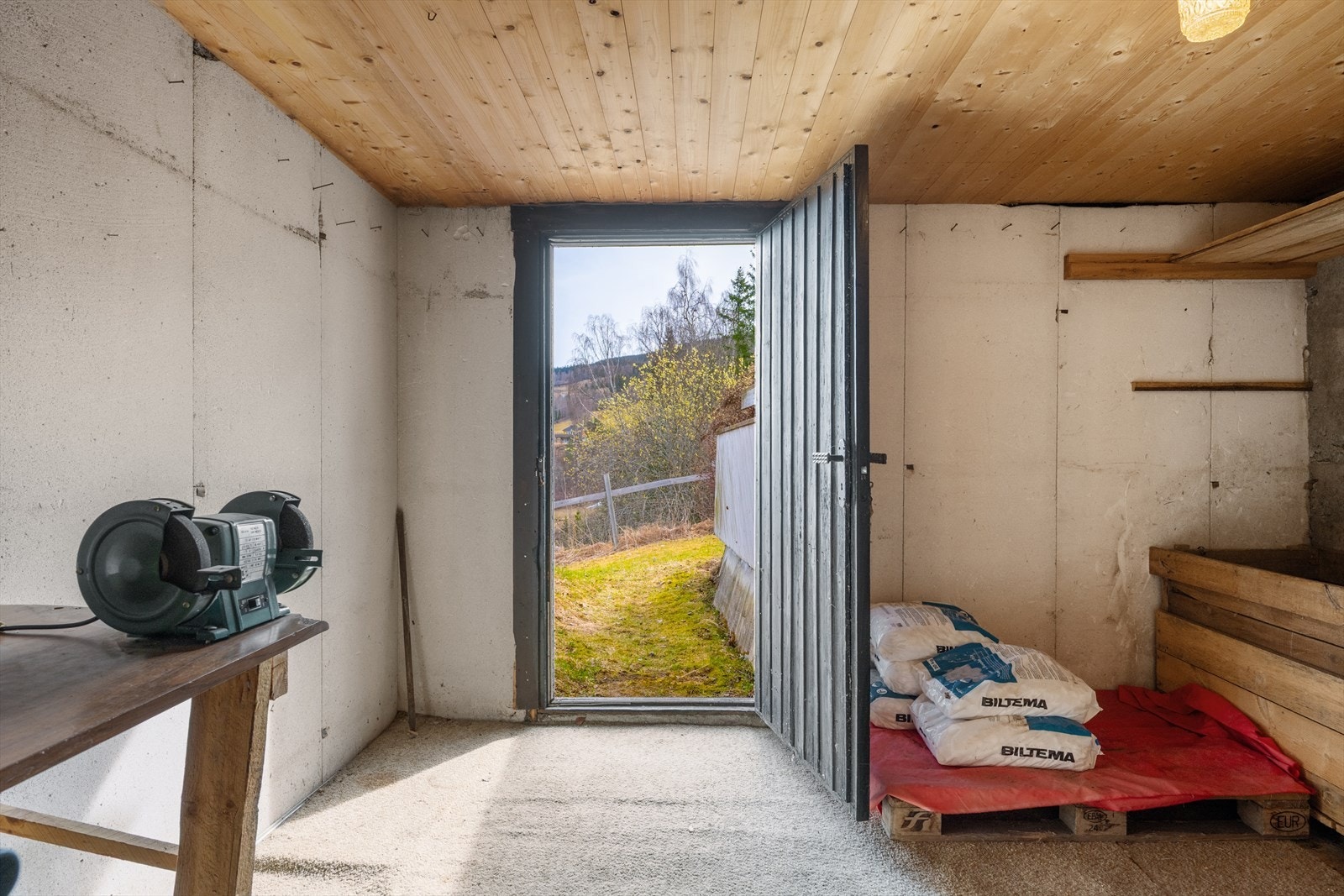 En av bodene i kjelleren har egen utgang til hagen, noe som er praktisk for hagearbeid og lagring av utstyr. Galleribilde