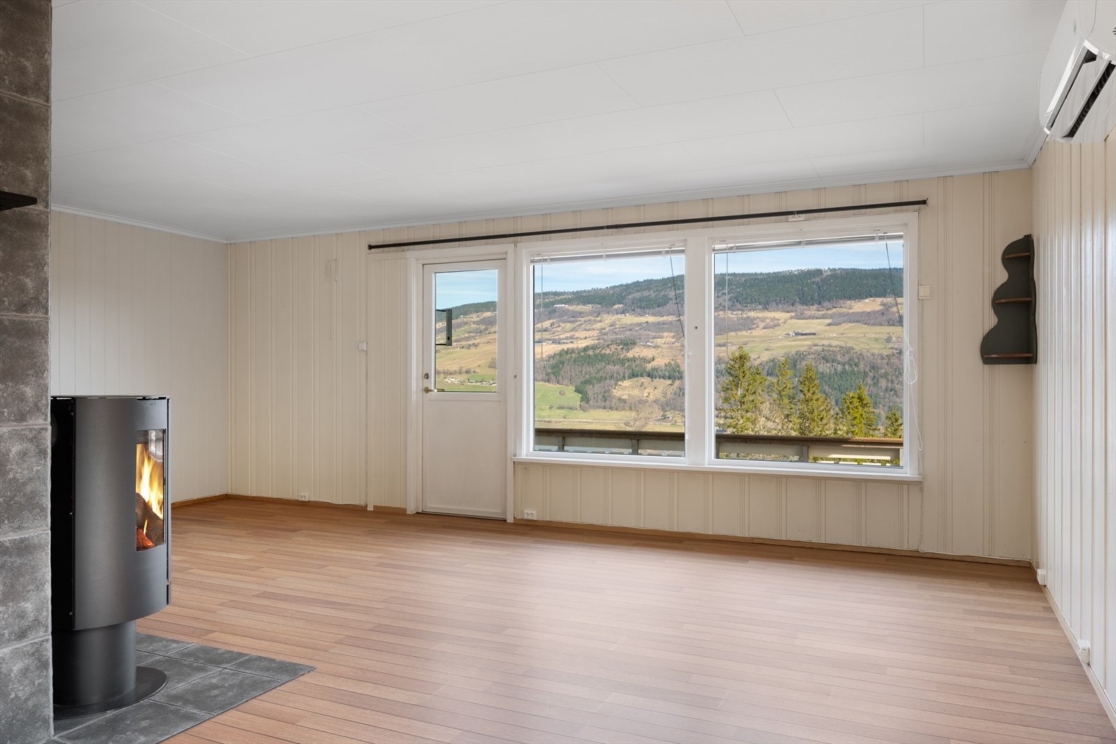 Bolingen har en lys stue som er utstyrt med både peisovn og varmepumpe. Galleribilde