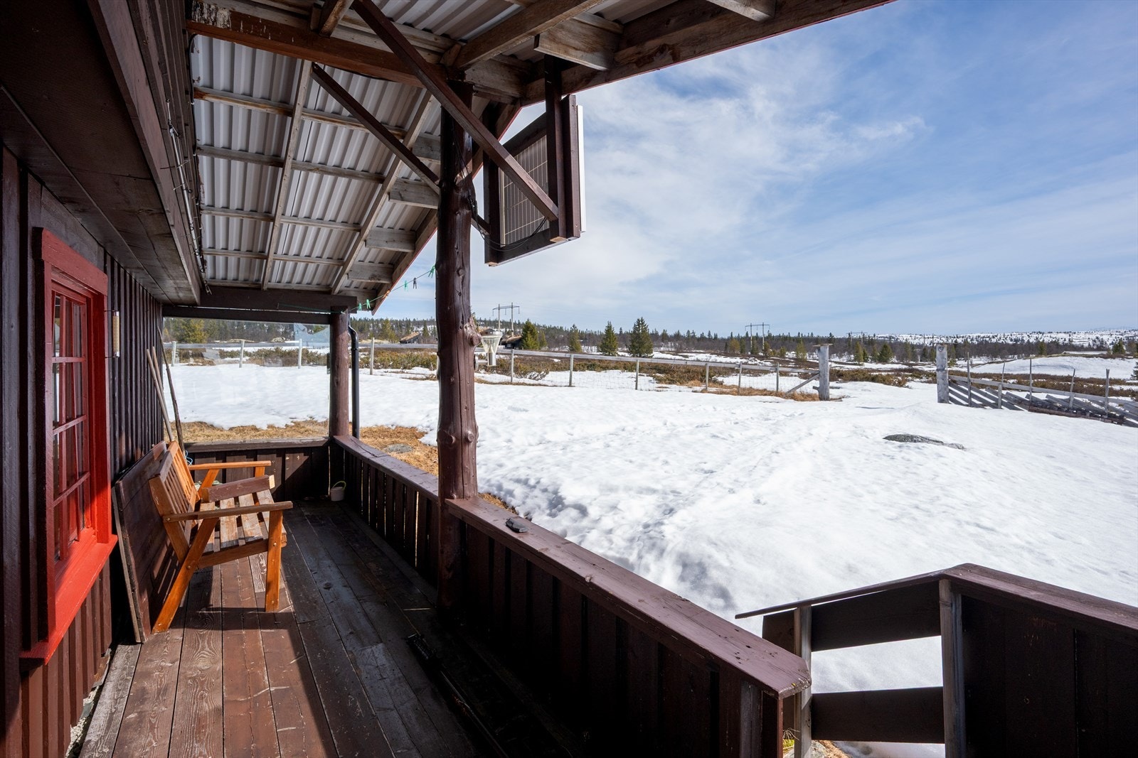 Fra verandaen kan du nyte stillheten og utsikten over det åpne fjellandskapet. Galleribilde