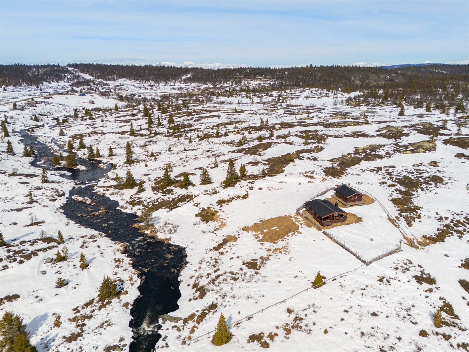 Beliggenheten gir nærhet til både fjell og elv. Galleribilde