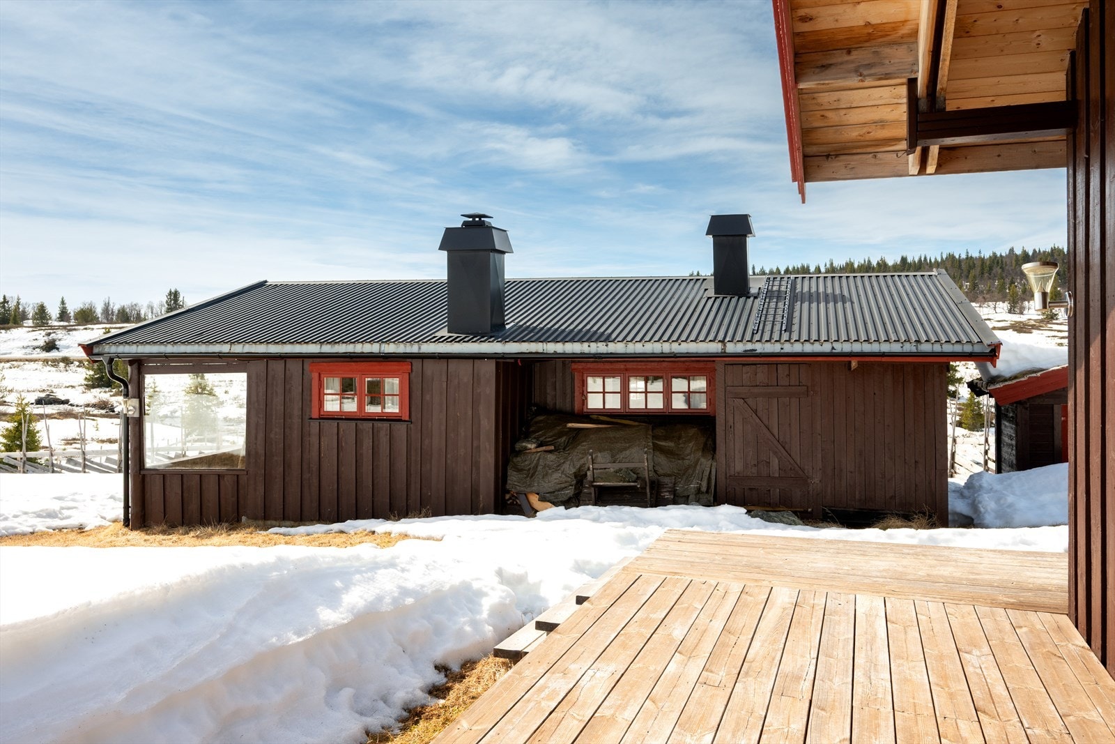 Utsikt fra annekset mot hovedhytta og det åpne landskapet. Galleribilde