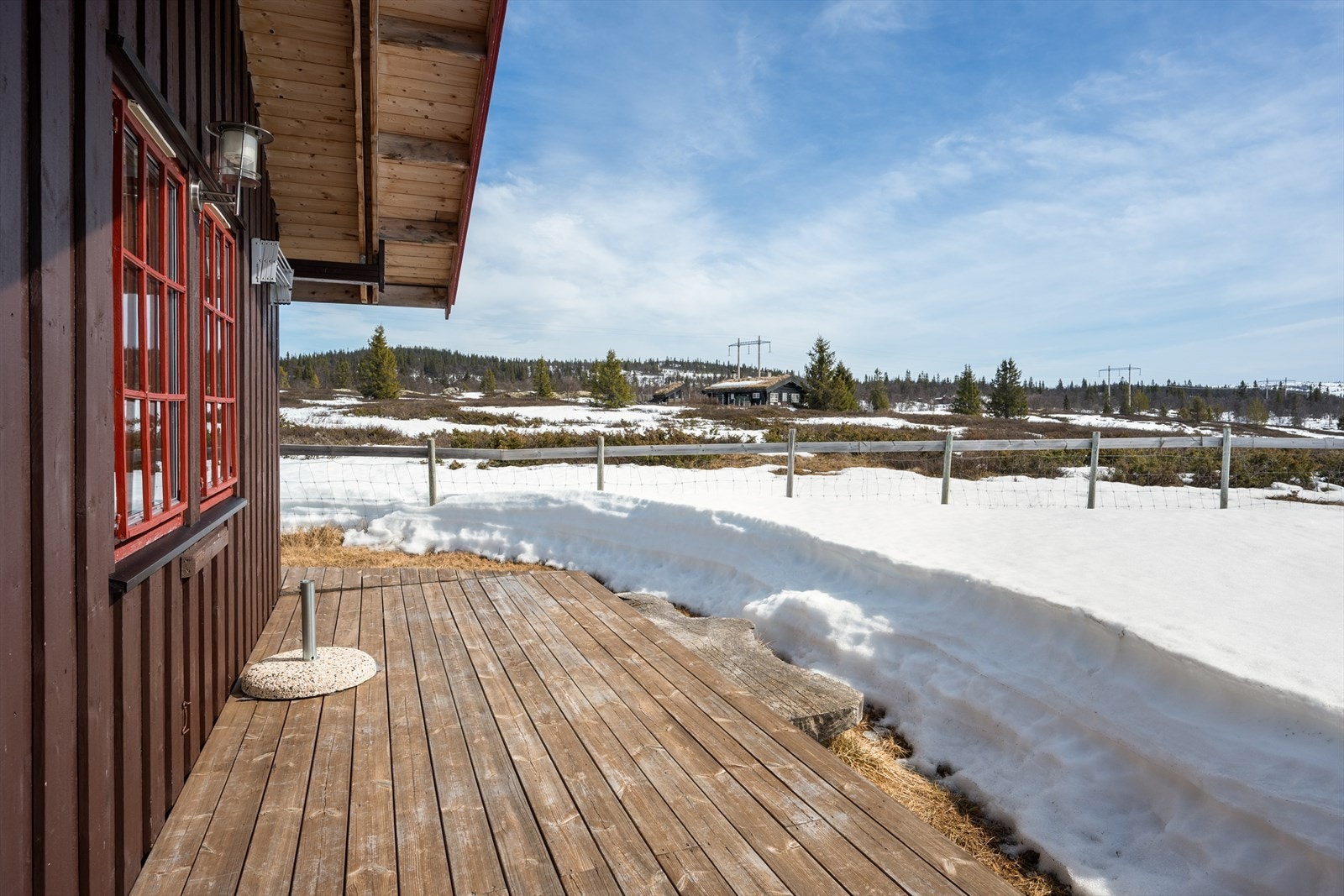 Utenfor annekset er det en treplatting hvor man kan nyte stillheten og den friske fjelluften. Galleribilde