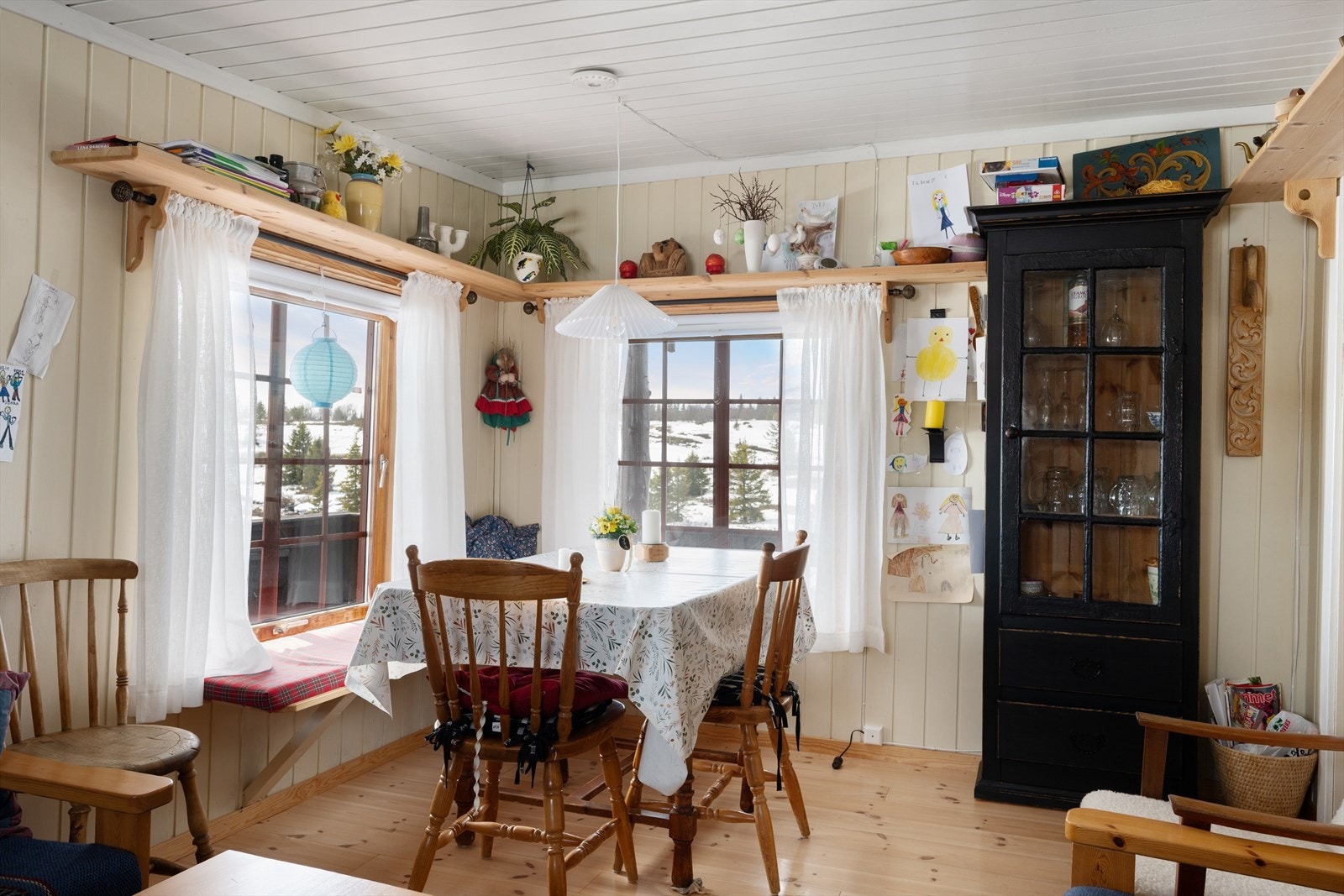 Det er plass til både en hyggelig spiseplass og en sofakrok. Galleribilde