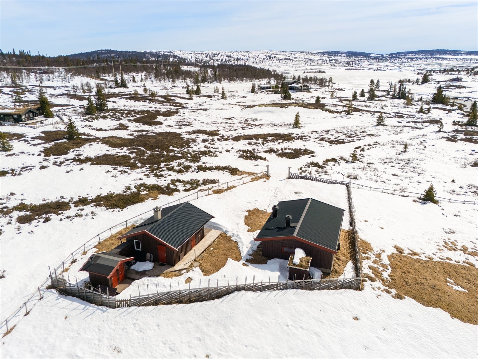 Eiendommen ligger fint plassert og er omkranset av tradisjonell skigard. Galleribilde
