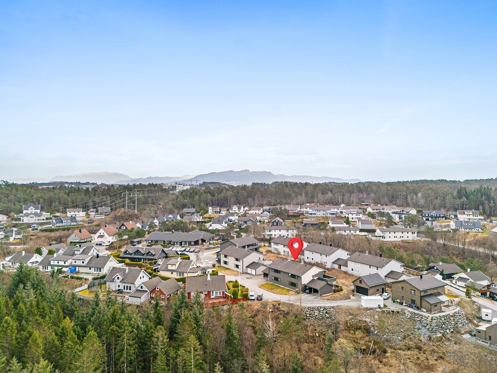 Leiligheten har en attraktiv og praktisk beliggenhet i et rolig boligområde på Stord, med nærhet til det meste man trenger i hverdagen. Til Leirvik sentrum bruker man kun ca. 5-10 minutter med bil. Galleribilde