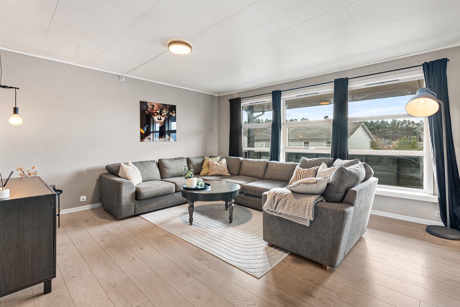 Stuen er av god størrelse og har laminat på gulv og malte veggflater i tidsriktige farger. Galleribilde