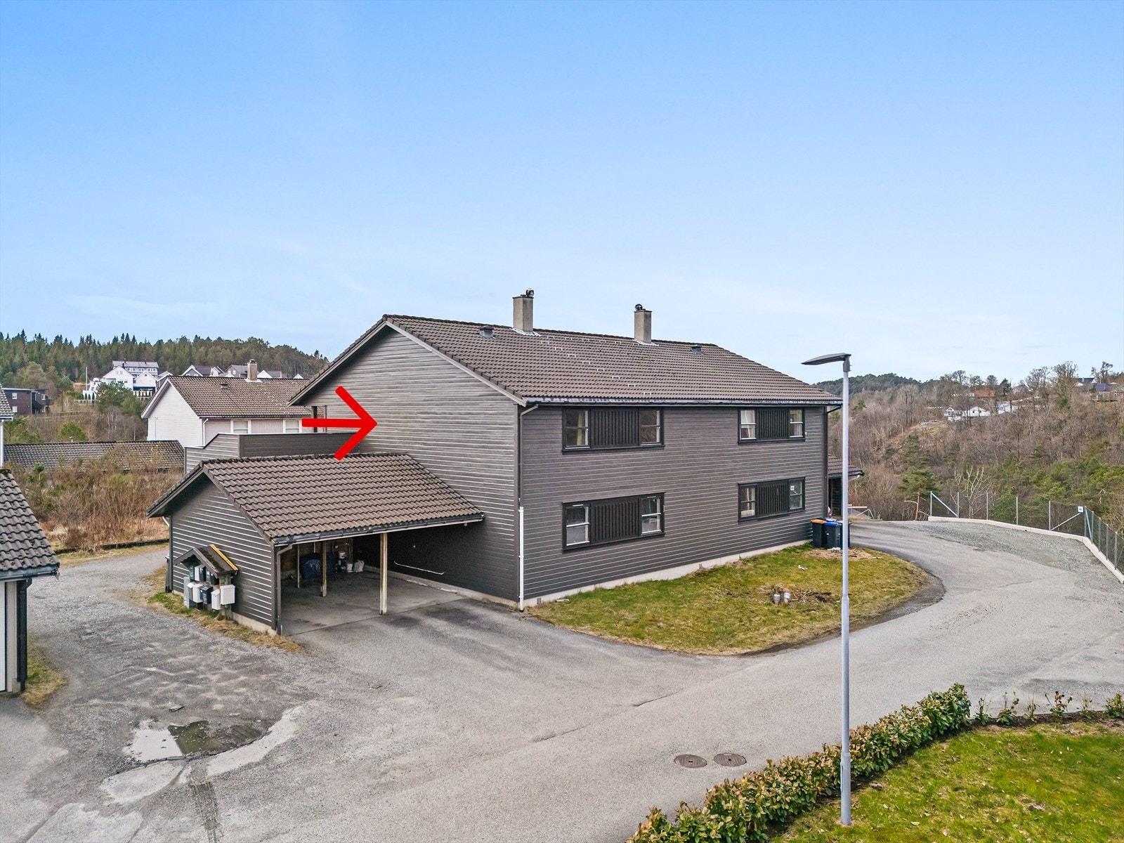 Leiligheten ligger i 2. etasje og har i tillegg en parkeringsplass i felles carport. Galleribilde