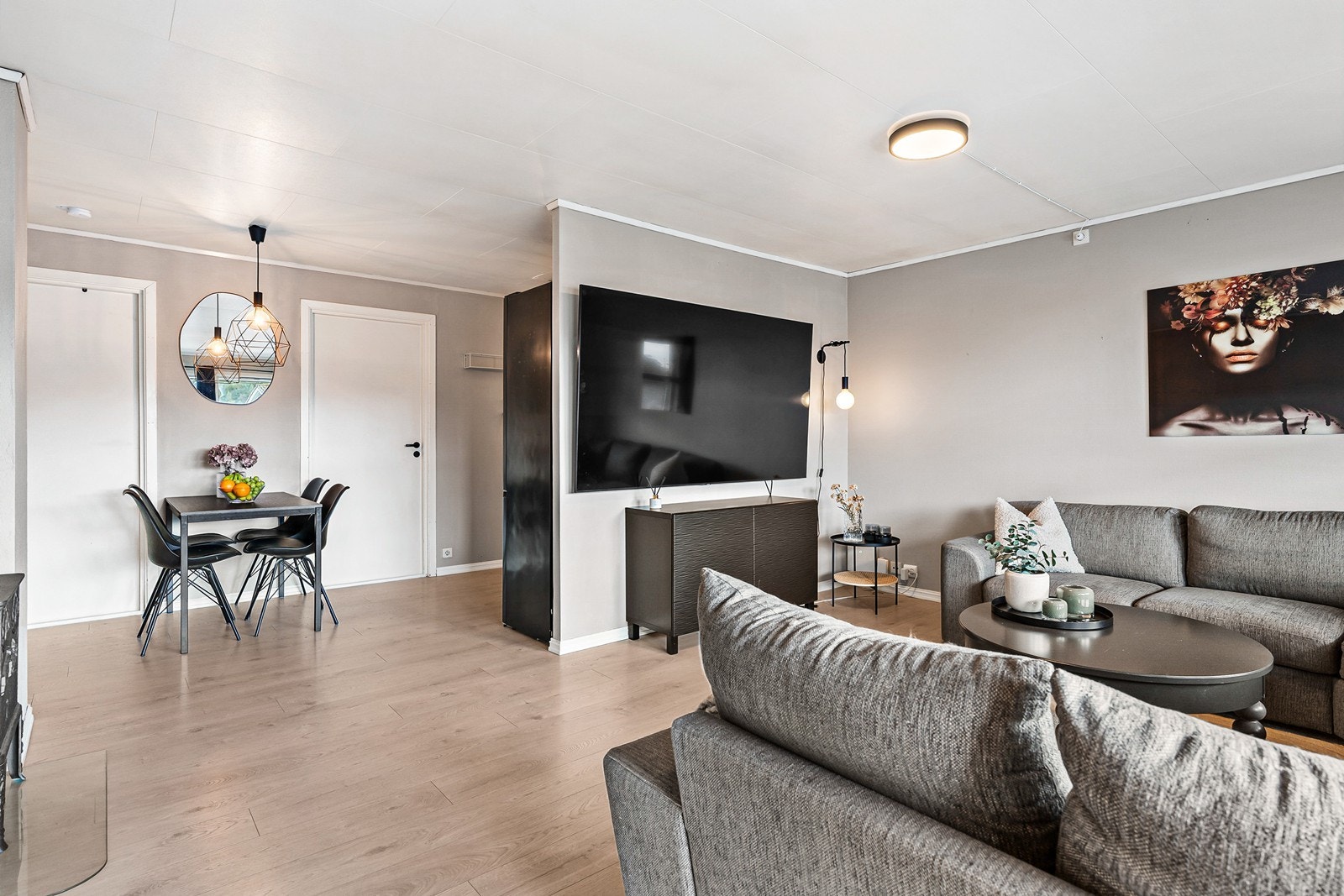 I stuen er det vedovn - perfekt for kalde dager. Galleribilde