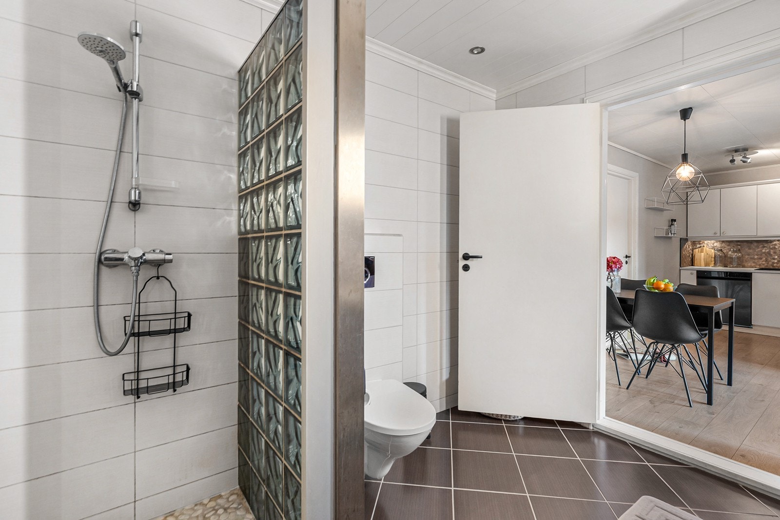 Badet er innredet med vegghengt toalett, moderne baderomsinnredning og dusjnisje. Galleribilde