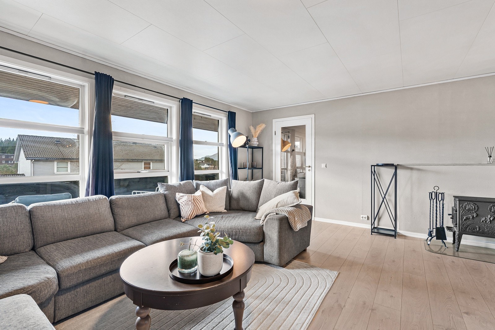 Fra stuen er det utgang til stor terrasse. Galleribilde